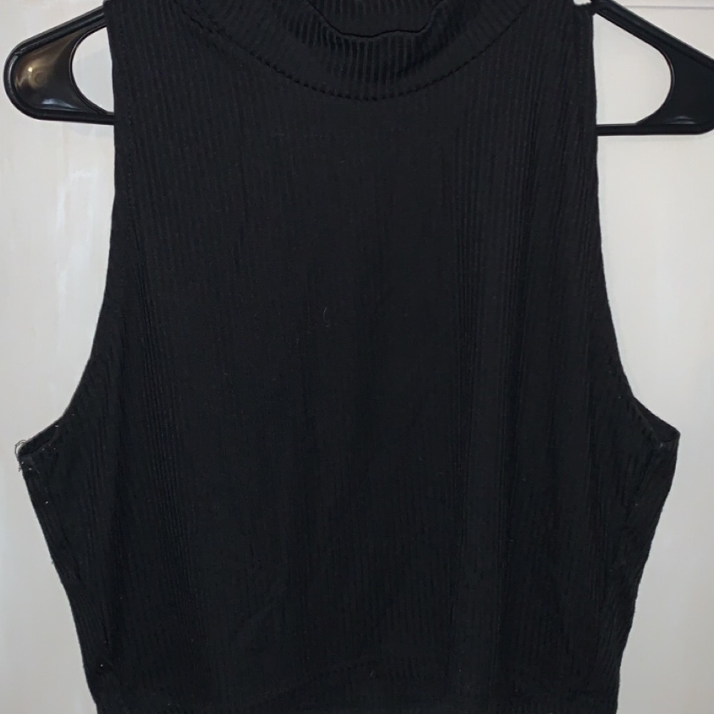 Large ribbed halter top w/ turtle neck like collar